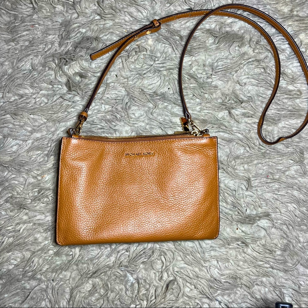 Selling this tan authentic Michael Kors Purse.